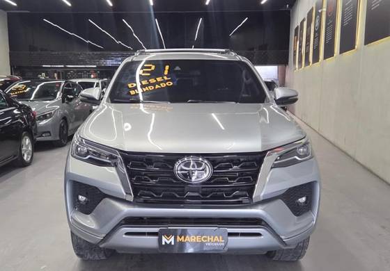 TOYOTA HILUX SW4 2.8 D-4D TURBO DIESEL SRX 7L 4X4 AUTOMÁTICO TOYOTA HILUX SW4 2.8 D-4D TURBO DIESEL SRX 7L 4X4 AUTOMÁTICO